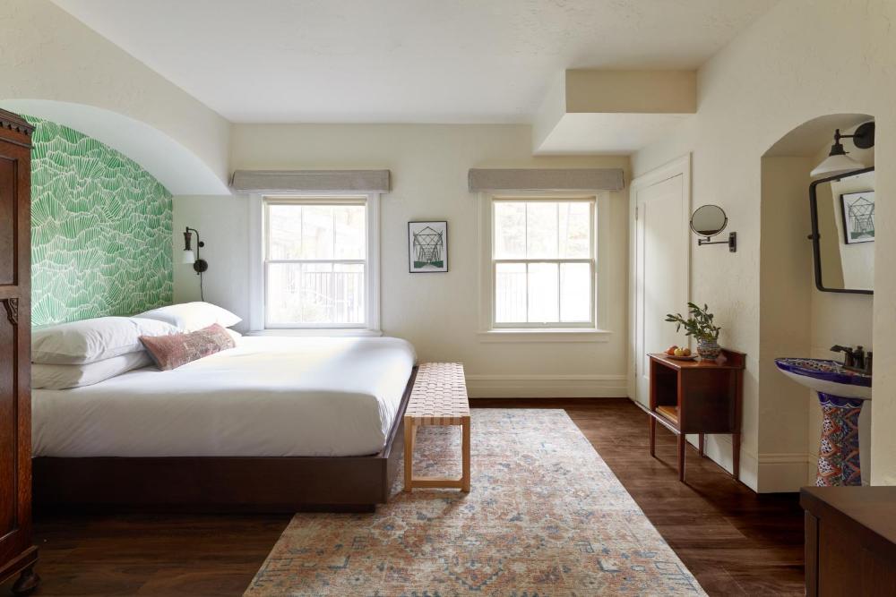 Deluxe King Room interior